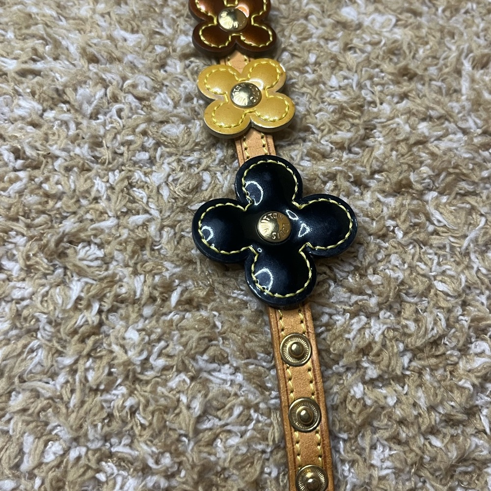 Louis Vuitton Patent Fleur Flower
Double Wrap Vachetta Bracelet - Picture 10 of 11